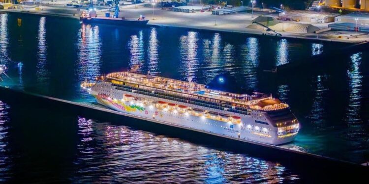 El Norwegian Sky toma el relevo del Norwegian Dawn y refuerza el papel de Motril como escala de cruceros