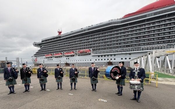Greenock Cruise Port homenajea con gaitas partida de primera visita del Valiant Lady