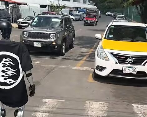 Fierro Bot” apareció en una concurrida zona de Atemajac del Valle y convirtió el cambio de semáforo en su particular escenario