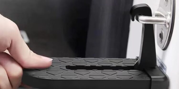 El elemento oculto en tu coche que resulta ideal para los viajes de verano