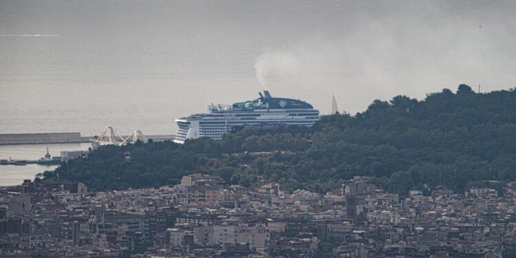 El crucero que hace pequeños a los edificios