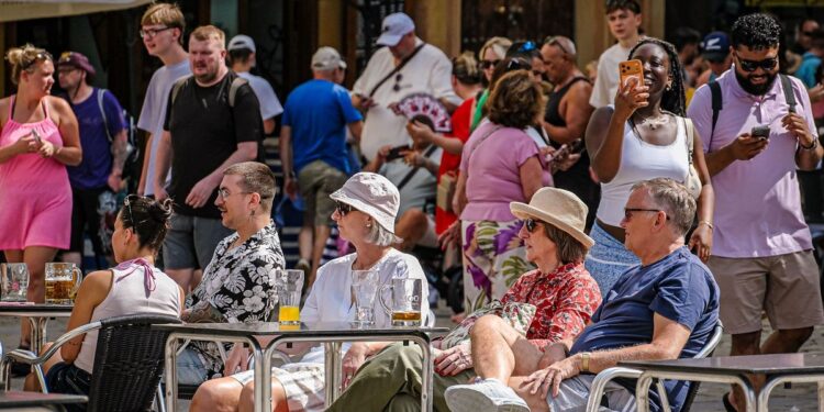 El centro de Cádiz hace su agosto con los cruceros gracias a los británicos, "los que más gastan"