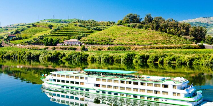 El auge de los cruceros fluviales lleva al Duero al límite