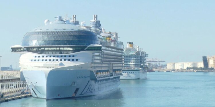El caos de los cruceros en Barcelona: hasta tres horas de espera para recorrer 100 metros