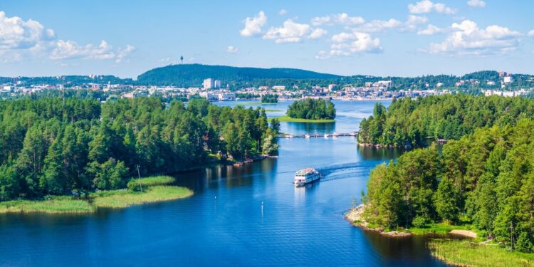 El paraíso finlandés donde se vive el el verano más feliz de Europa: entre lagos, saunas y bosques