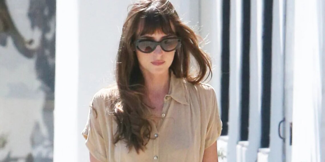 Dakota Johnson prueba que el look de jeans flare cropped con bailarinas es el más elegante del verano 2026