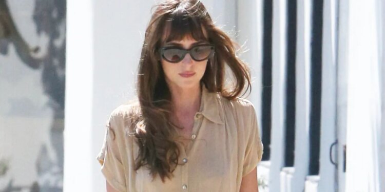 Dakota Johnson prueba que el look de jeans flare cropped con bailarinas es el más elegante del verano 2026