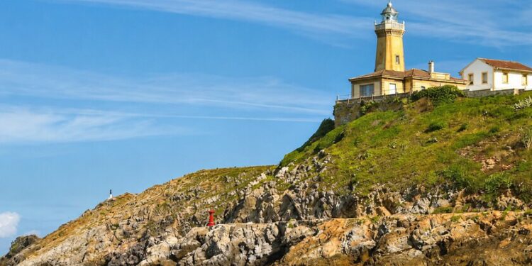 El faro de 174 años que se ha convertido en el mejor lugar para ver el eclipse solar de toda Asturias: vistas al mar eternas para la ocasión