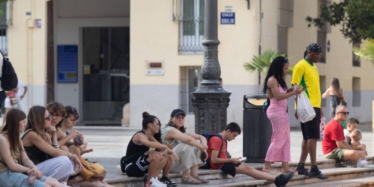 Turistas en la Plaza de la Virgen de València.