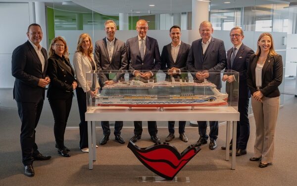 Canciller alemán discute actualidad de la industria turística en sede de AIDA Cruises