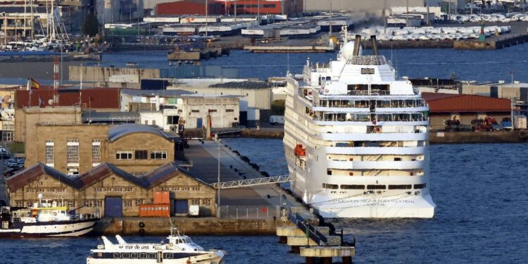 El crucero Seven Seas Navigator este domingo 16 de agosto en el puerto de Vigo.