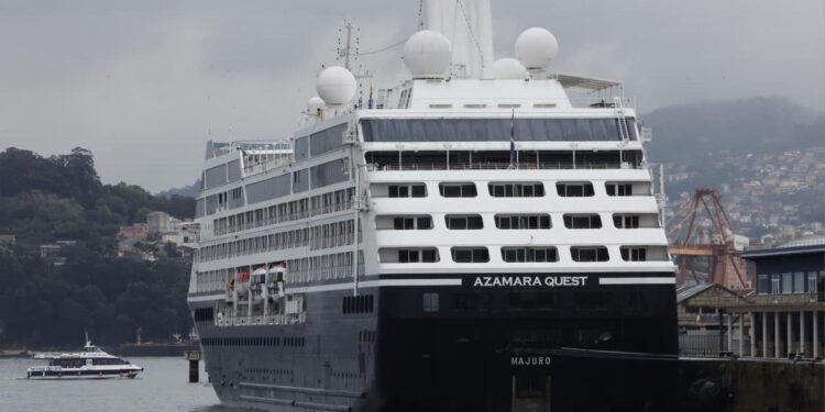 El lujoso crucero «Azamara Quest» realiza su escala inaugural en el puerto de Vigo