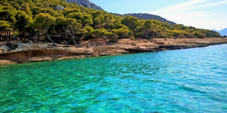 La isla de las siete de la tarde, el paraíso griego sin cruceros, ni souvenirs, ni una sola casa