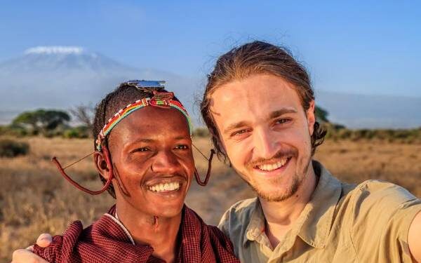 El 'volunturismo': viajes solidarios de influencers a países en desarrollo desatan polémica a nivel internacional