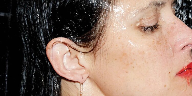 Las mujeres asiáticas usan el agua de arroz fermentada así para lavarse el cabello