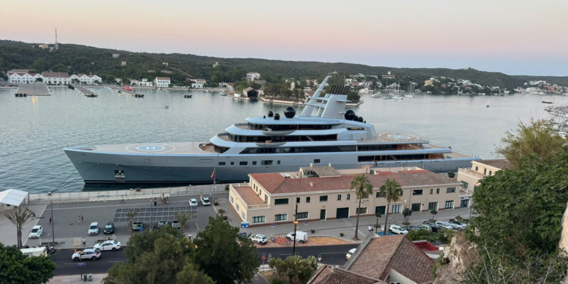 La oficina flotante de 450 millones de Sergey Brin (Google) que ha tenido que amarrar como crucero en Menorca