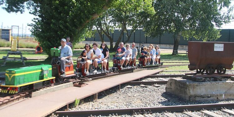 Viajar en una pequeña locomotora en Venta de Baños