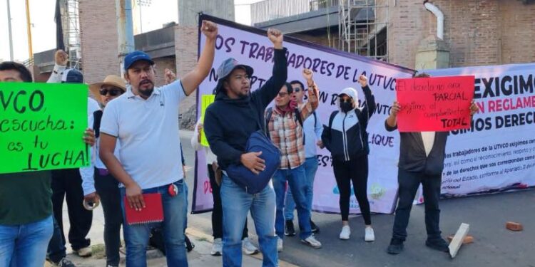 Trabajadores de la UTVCO bloquean crucero del Estadio por incumplimiento de demandas