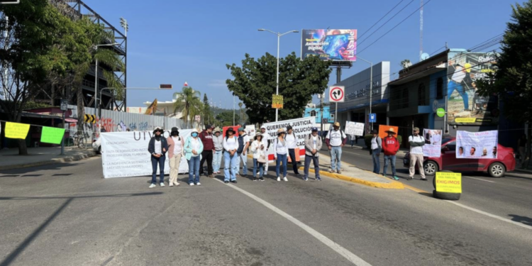 Trabajadores de la UTVCO bloquean crucero; exigen respeto a sus derechos laborales