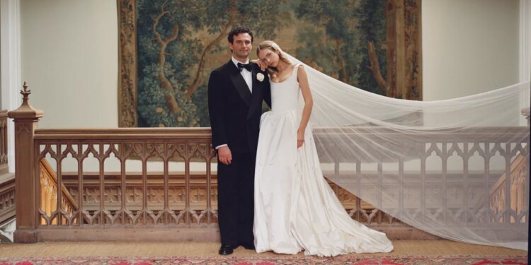Esta novia llevó un ramo de flores de seda hecho a mano para su boda celebrada en un castillo irlandés