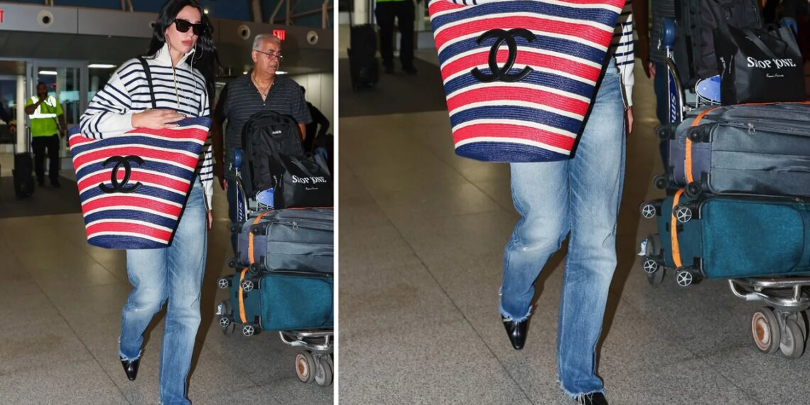 Dua Lipa lleva botines negros de punta triangular con jeans deshilachados y bolsa XL en el aeropuerto