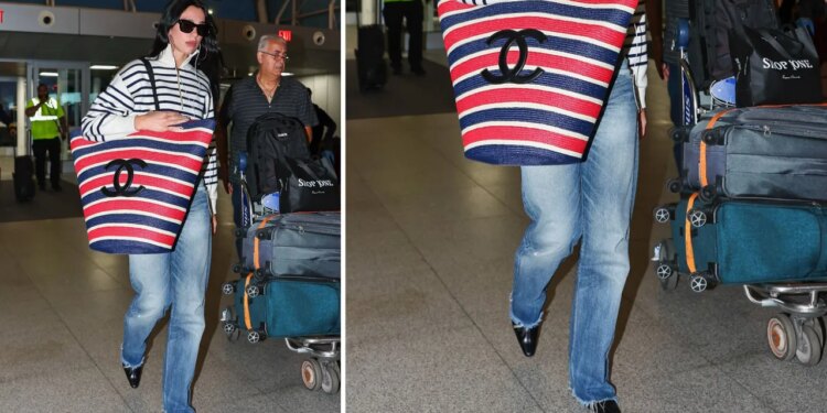 Dua Lipa lleva botines negros de punta triangular con jeans deshilachados y bolsa XL en el aeropuerto