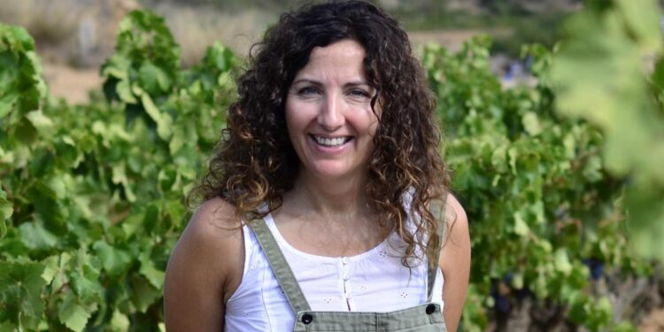 Núria Altés, enóloga: “Quien visita mi bodega puede viajar en el tiempo a través del vino por su preservación y el respeto que tenemos a nuestros antepasados”