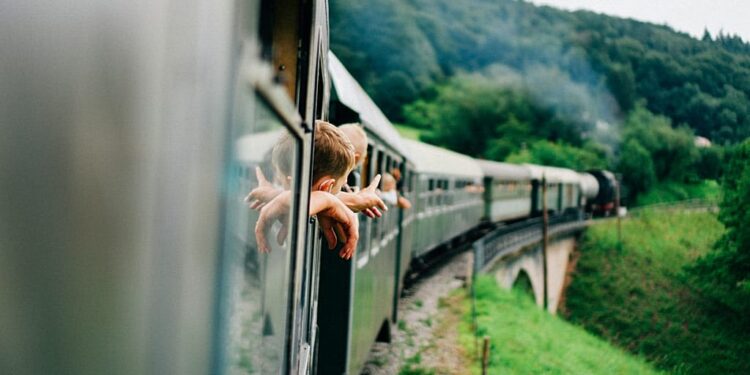 Viajar en tren en familia: los países europeos donde viajar con niños sale a cuenta