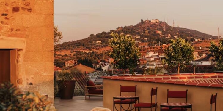 La terraza panorámica del Hilton de Godoy con vistas a la Montaña.