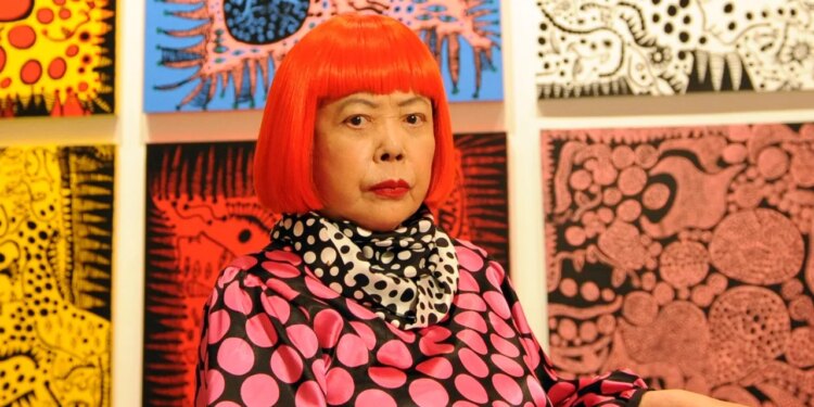 Muere Yayoi Kusama a los 97 años: recordamos a la artista, que con lunares, demostró que el arte puede salvar vidas