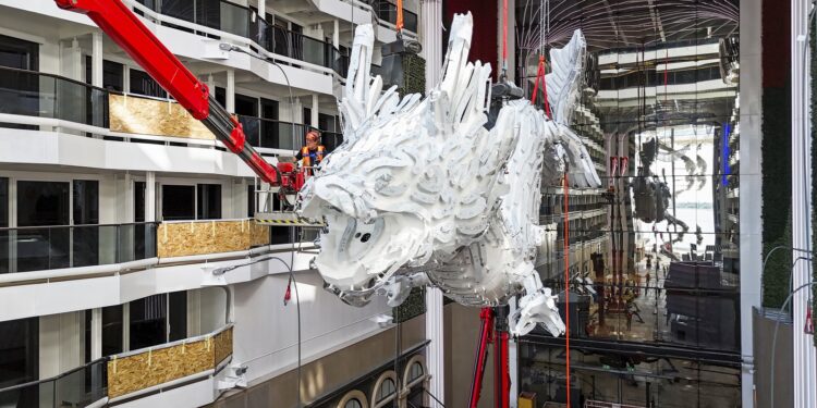 MSC Cruceros culmina la instalación de una escultura de un dragón en el MSC World Asia