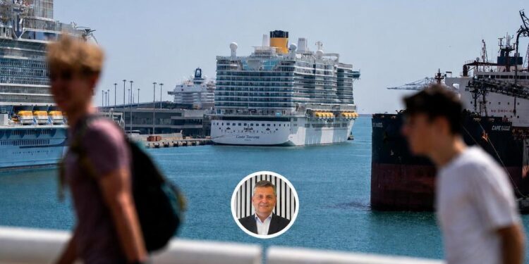 Unos turistas cruzan uno de los puentes que separan el puerto de cruceros de Barcelona con la ciudad, este domingo.