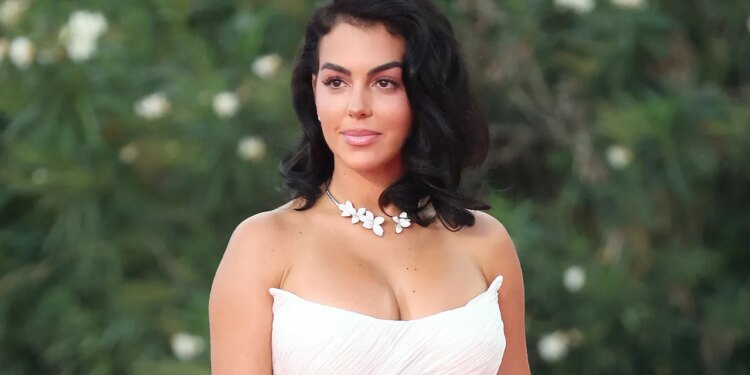 Georgina Rodríguez elige una falda midi y zapatos de tacón Gucci para su boda con Cristiano Ronaldo