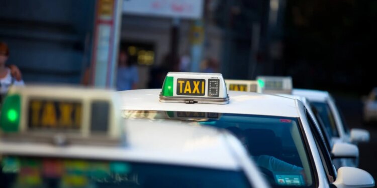 Gibraltar multa a diez taxistas españoles y bloquea los viajes en Uber al Peñón tras la caída de la Verja