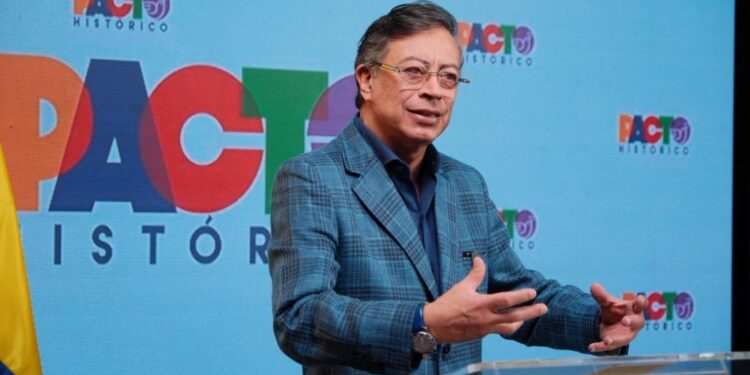 Fotografía cedida por prensa de Iván Cepeda donde aparece el expresidente de Colombia Gustavo Petro, donde presenta un plan para atender la emergencia provocada por el terremoto de magnitud 7,4 que sacudió al país el pasado 10 de agosto. Foto: EFE