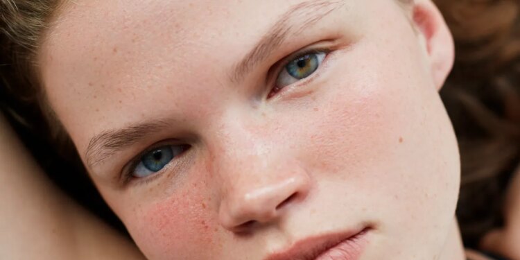 Hydrate vs Moisturize: What Benefits Aging Skin More?