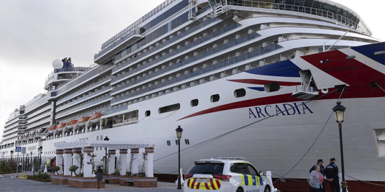 50 intrusiones diarias en el puerto y 8 escalas de cruceros canceladas: el daño de la crisis