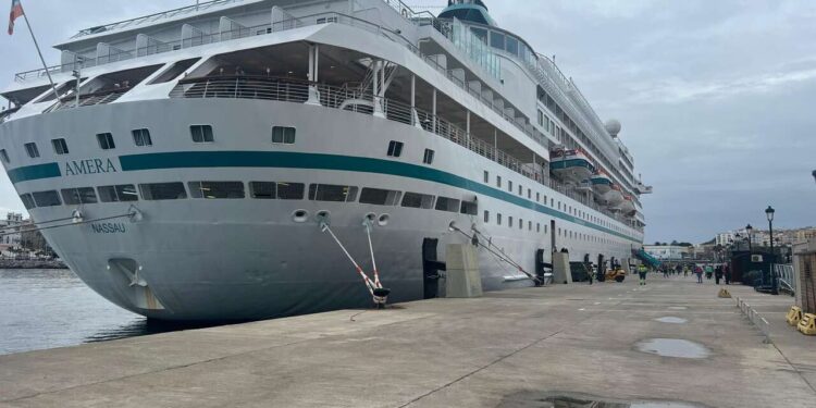 50 intrusiones diarias en el puerto y 8 escalas de cruceros canceladas: el daño de la crisis