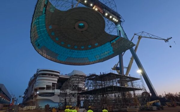 Video: Meyer Turku destaca esfuerzo técnico para izar e instalar los AquaDome