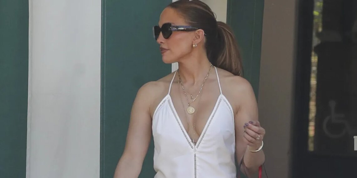 Jennifer Lopez lleva vestido largo de los años 70 con sandalias de plataforma, la combinación del verano 2026