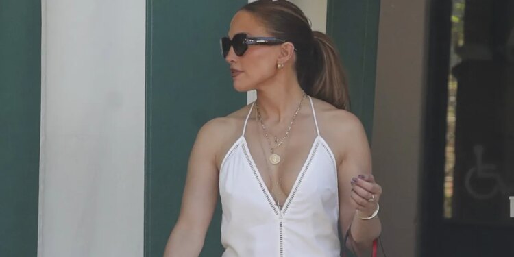 Jennifer Lopez lleva vestido largo de los años 70 con sandalias de plataforma, la combinación del verano 2026