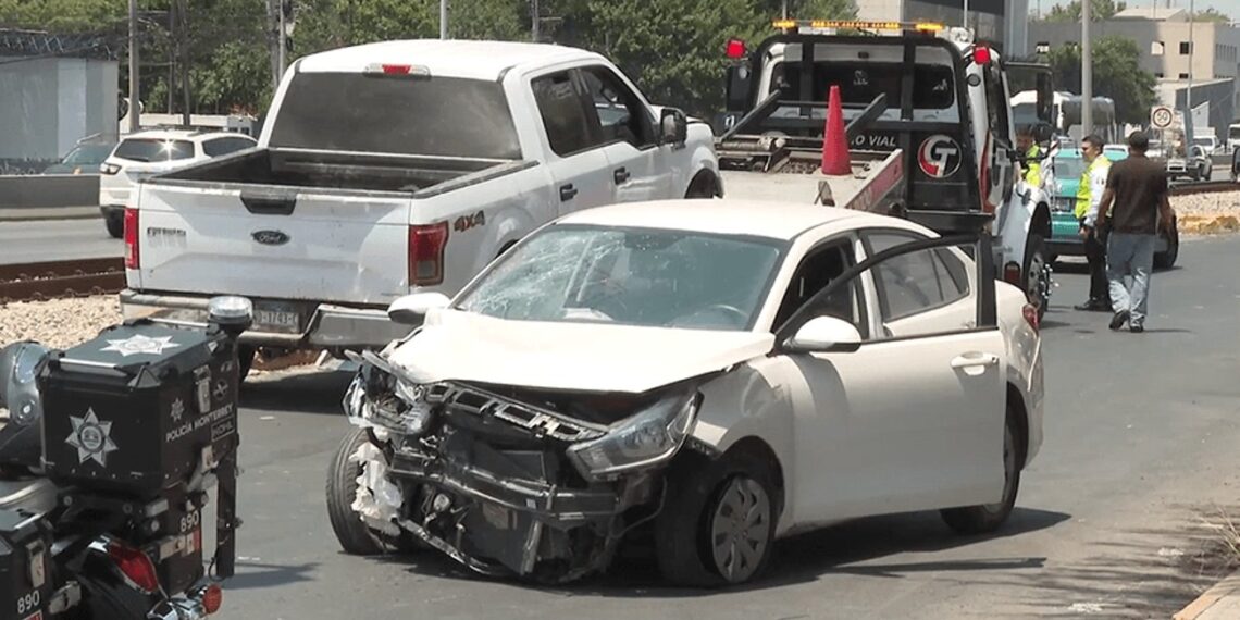 Joven lesionada tras choque tipo crucero en bulevar Díaz Ordaz