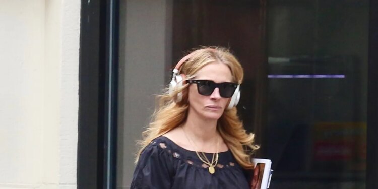 Julia Roberts Finishes Her Outfit With an Unexpected Accessory
