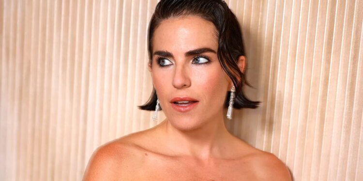 Karla Souza lleva el vestido negro más elegante con zapatos pumps en los Imagen Awards 2026