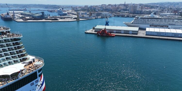 La Coruña recibe a 11.000 personas en cinco cruceros coincidiendo con el eclipse: «Imposible encontrar mesa»
