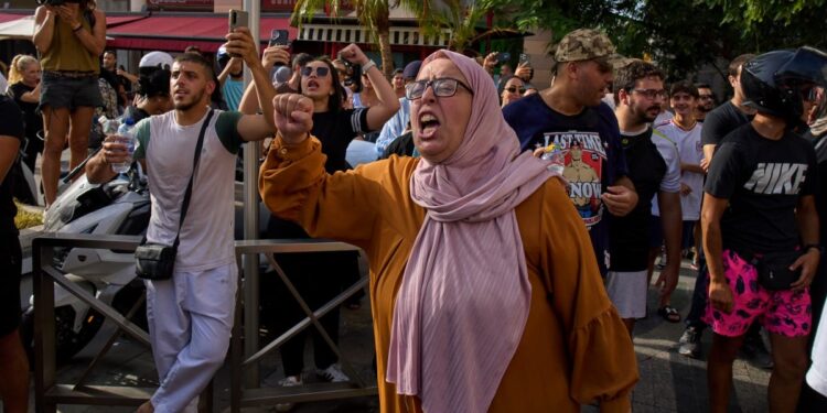 Residentes de Ceuta participan en una protesta contra un movimiento ultranacionalista racista en el enclave español (01/08/2026). Foto: AP