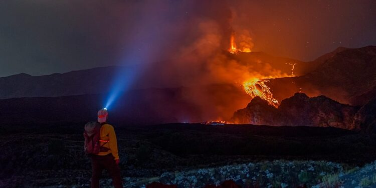 El Etna paraliza Sicilia: el aeropuerto de Catania cierra por quinto día consecutivo por las cenizas