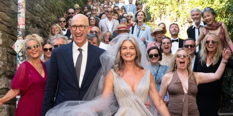 La supermodelo Paulina Porizkova, de 61 años, llevó un vestido plisado de inspiración marina para su boda en un lago de Italia