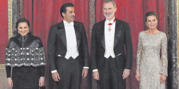 Los Reyes de España, en mayo de 2022, posan con el emir de Qatar, Tamim bin Hamad Al Thani, y su esposa, Jawaher Bint Hamad Bin Suhaim Al Thani, a su llegada a la cena de gala celebrada en el Palacio Real, en Madrid.