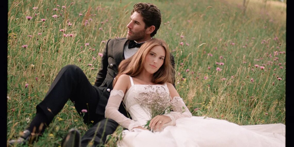 La novia llevó 7 vestidos a medida diseñados por su hermana en esta boda de ensueño en el campo